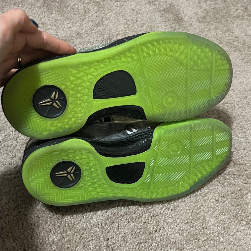 Nike Kobe 8 SS Excellent Condition Black and Neon Green size 6.5 Y - Picture 10 of 10